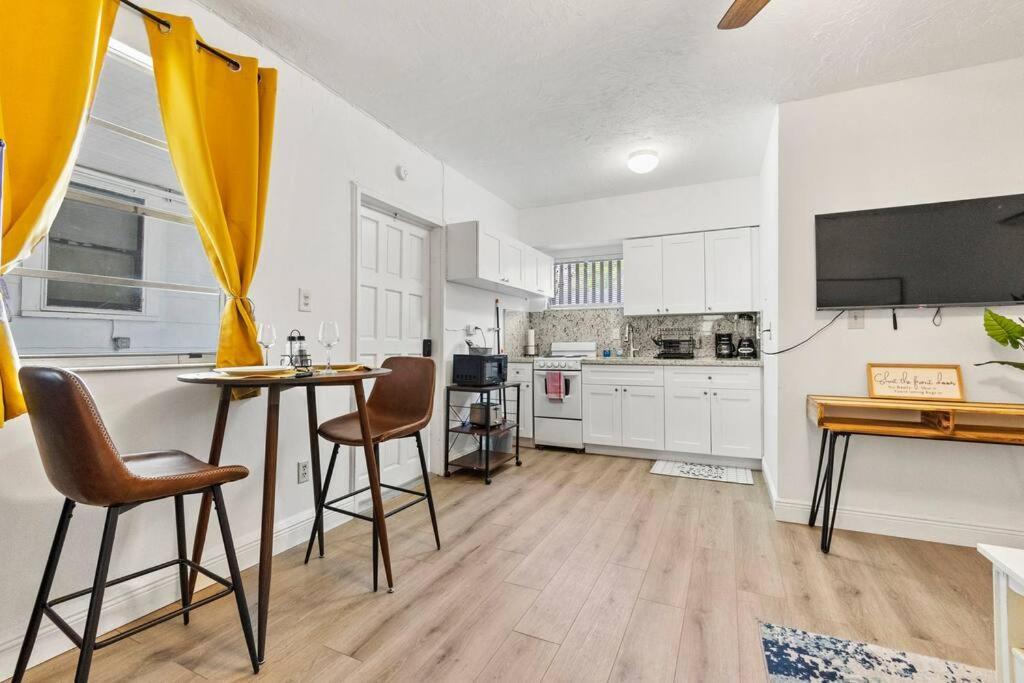 Intimate Casita Mia Minutes Away From Airport, Calle 8, Brickell, Coral Gables, The Beach And More! Miami Ngoại thất bức ảnh